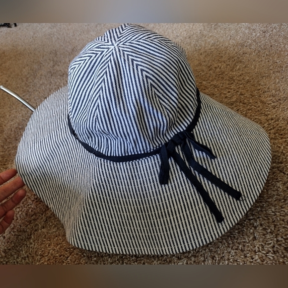 Banana Republic Floppy Sunhat - Picture 2 of 11